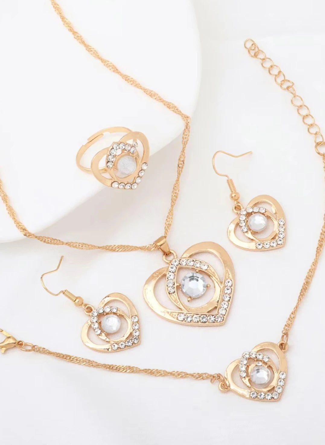 4pcs Simpleand Fashionsble cesn hesrt Design,EarringNecklace, Ring snd Brscslst Set, VersstilsAccessoriesfor Banguets, Parties。