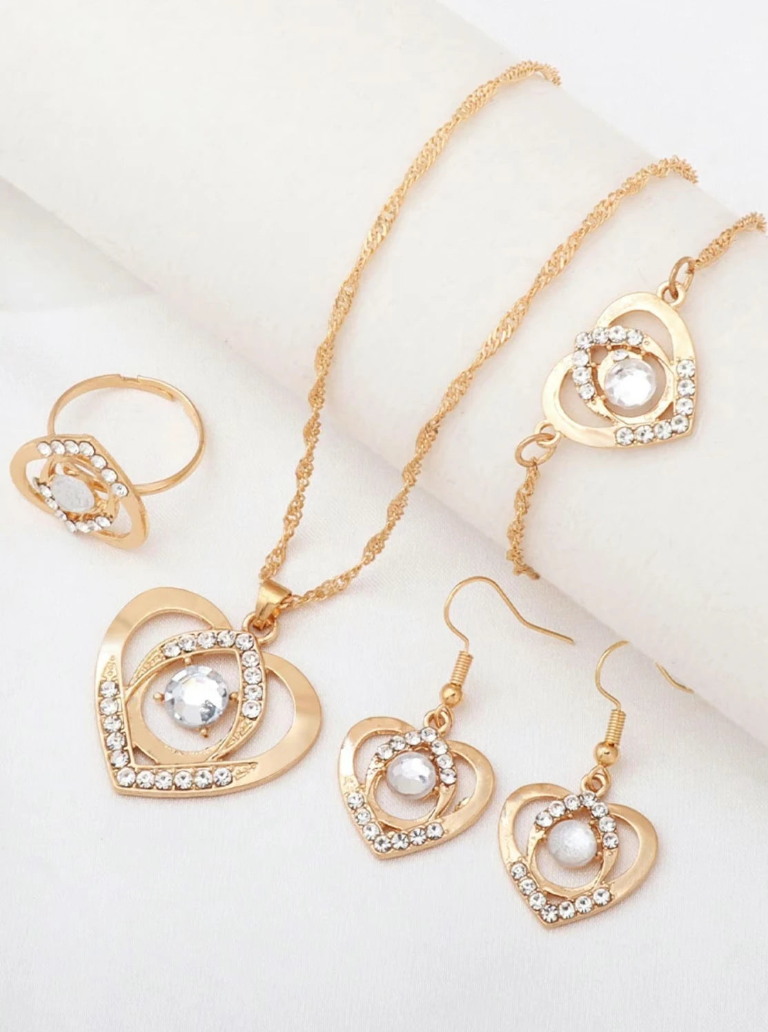 4pcs Simpleand Fashionsble cesn hesrt Design,EarringNecklace, Ring snd Brscslst Set, VersstilsAccessoriesfor Banguets, Parties。
