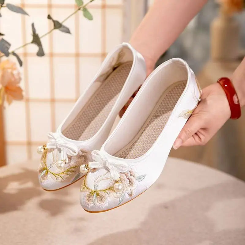 Women's Low Heel Silk Embroidered Shoes Ethnic Style Shallow Slip On Pointed Toe Cheongsam Shoes Casual Nude Shoes Dress Shoes
