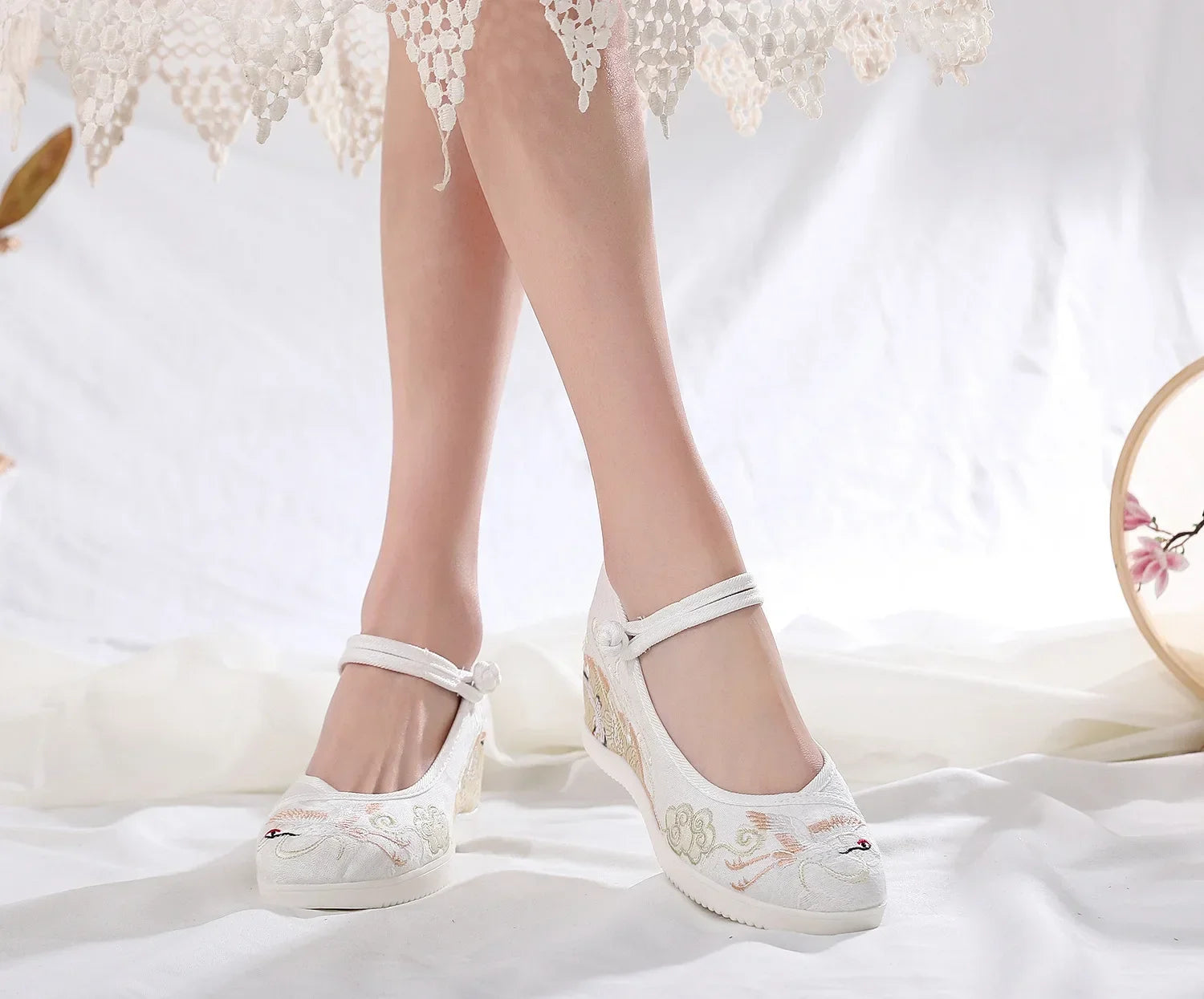 Autumn Elevator Shoes Woman Casual Harajuku Chinese Ethnic Style Canvas Vintage Embroidered Cloth Hanfu Shoes Women Zapatos