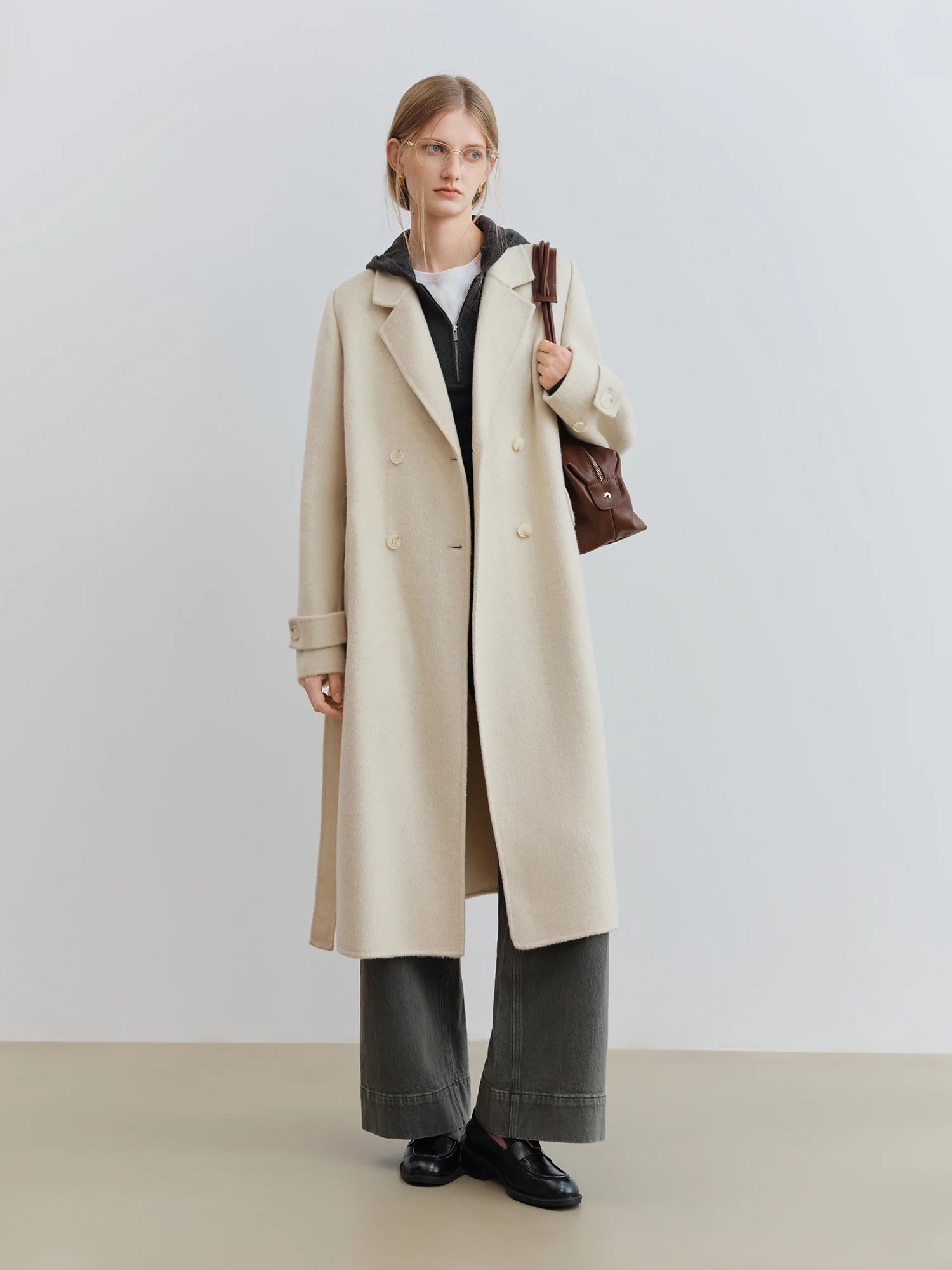 ZIQIAO Petite Straight Shoulder White Camel Wool Coat Women 2025 New Woolen Coat Temperament Commuting