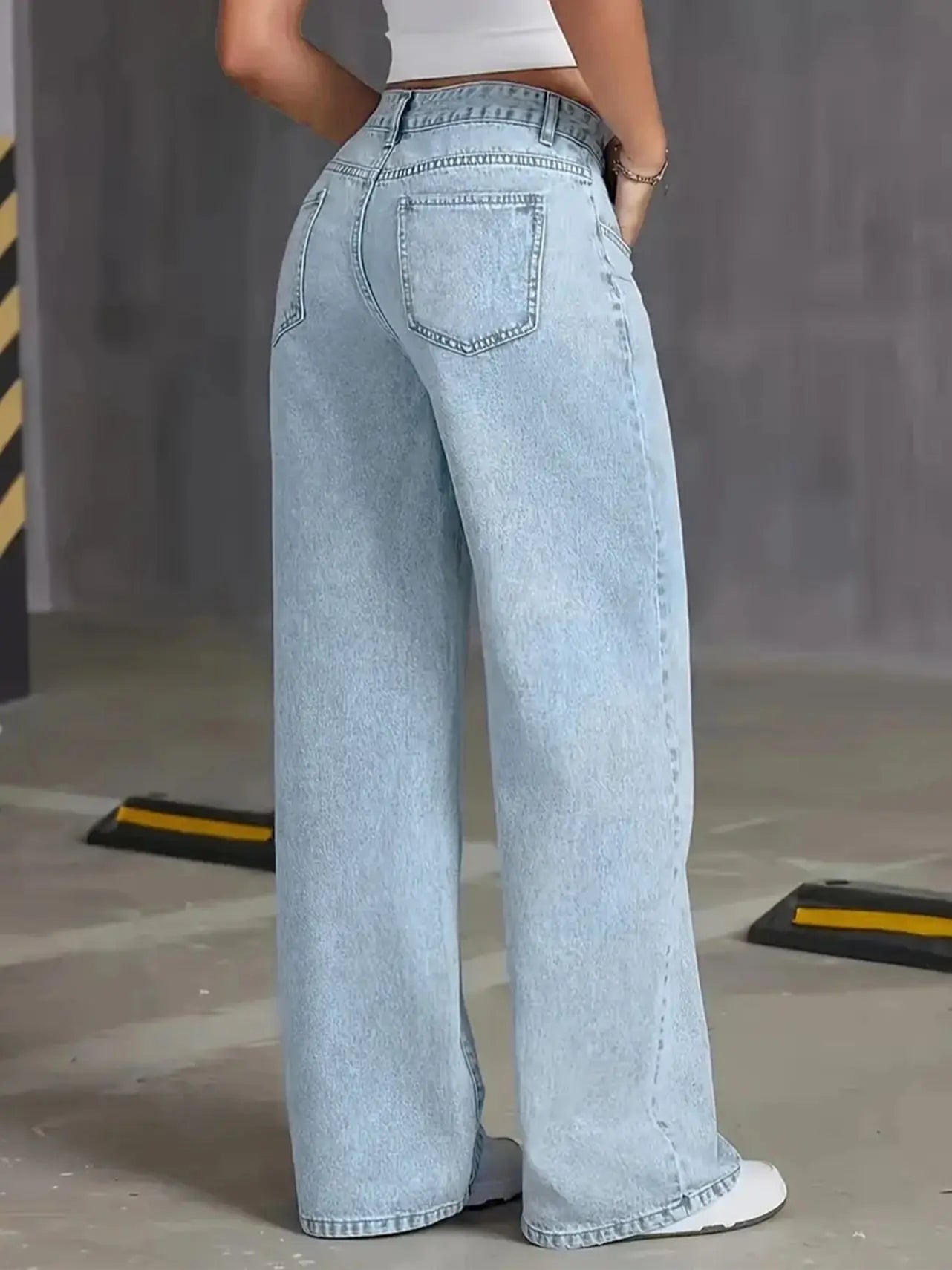 Autumn Y2K style women's washed blue jeans high waist straight loose jeans suitable for casual outings and dates.