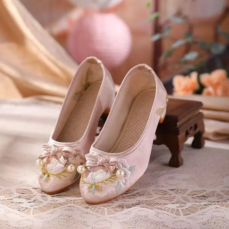 Women's Low Heel Silk Embroidered Shoes Ethnic Style Shallow Slip On Pointed Toe Cheongsam Shoes Casual Nude Shoes Dress Shoes