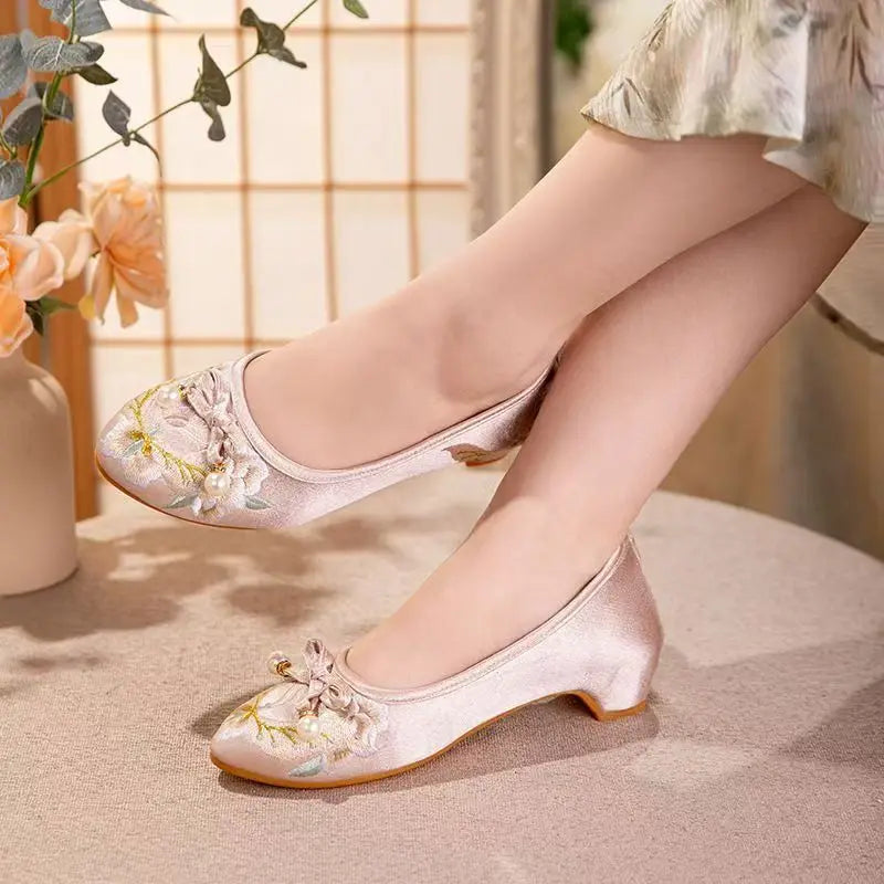 Women's Low Heel Silk Embroidered Shoes Ethnic Style Shallow Slip On Pointed Toe Cheongsam Shoes Casual Nude Shoes Dress Shoes