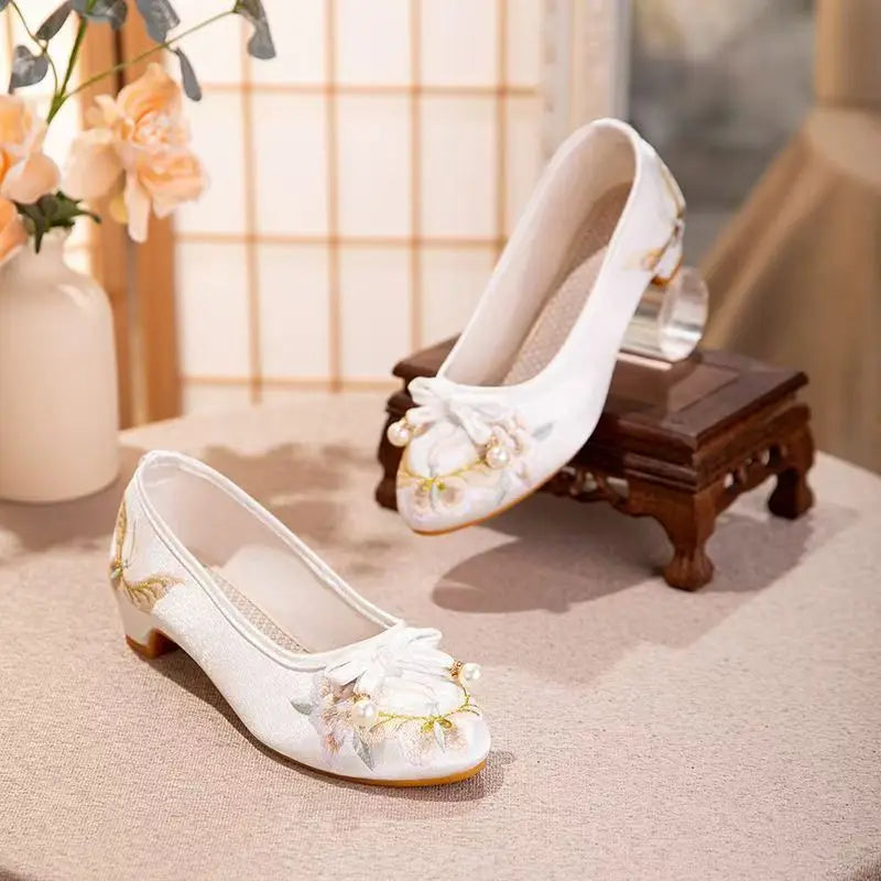 Women's Low Heel Silk Embroidered Shoes Ethnic Style Shallow Slip On Pointed Toe Cheongsam Shoes Casual Nude Shoes Dress Shoes