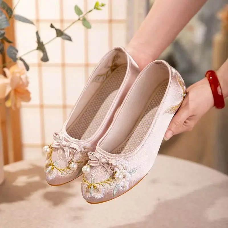 Women's Low Heel Silk Embroidered Shoes Ethnic Style Shallow Slip On Pointed Toe Cheongsam Shoes Casual Nude Shoes Dress Shoes