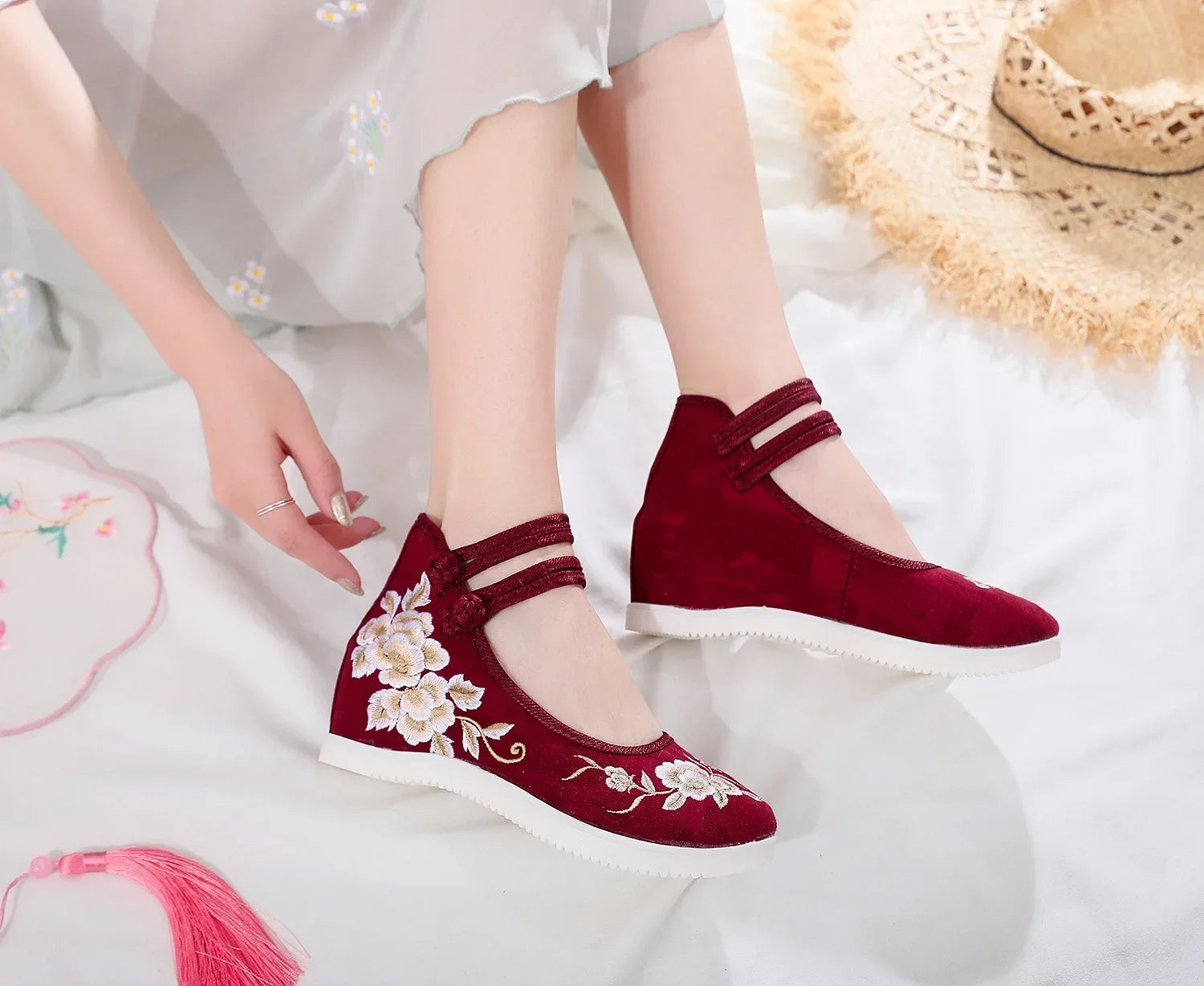 Autumn Elevator Shoes Woman Casual Harajuku Chinese Ethnic Style Canvas Vintage Embroidered Cloth Hanfu Shoes Women Zapatos